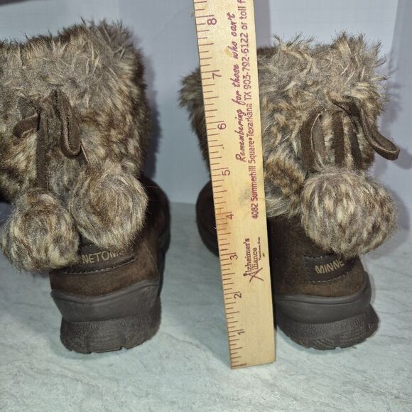 Minnetonka Brown Women's Boot's with a Fuax Fur Bow, Size 6M - Picture 4 of 10